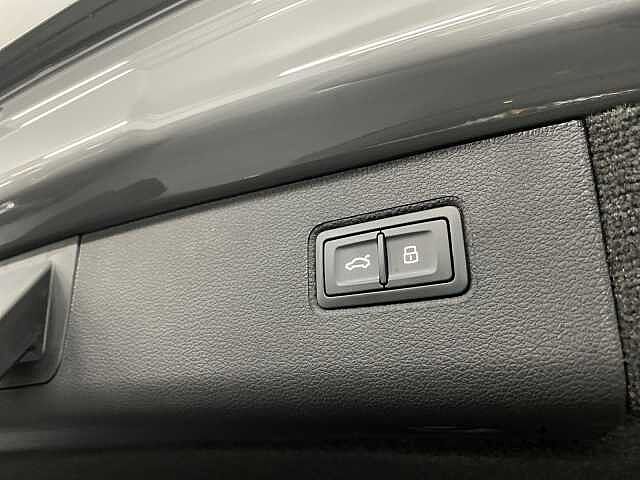 22:Bentley Bentayga, SUV, Cambrian Grey, Bentley Madrid