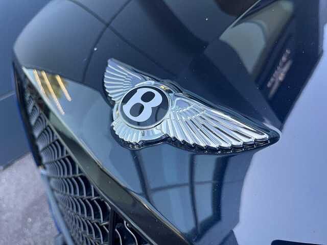 6:Bentley Bentayga, SUV, Black Sapphire over Sequin Blue, Bentley Madrid