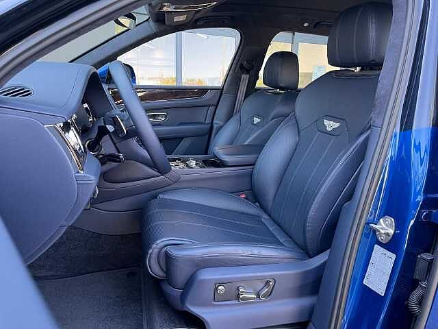 19:Bentley Bentayga, SUV, Black Sapphire over Sequin Blue, Bentley Madrid