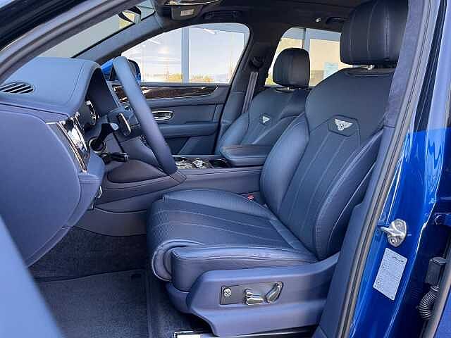 20:Bentley Bentayga, SUV, Black Sapphire over Sequin Blue, Bentley Madrid