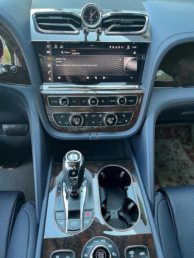 21:Bentley Bentayga, SUV, Black Sapphire over Sequin Blue, Bentley Madrid