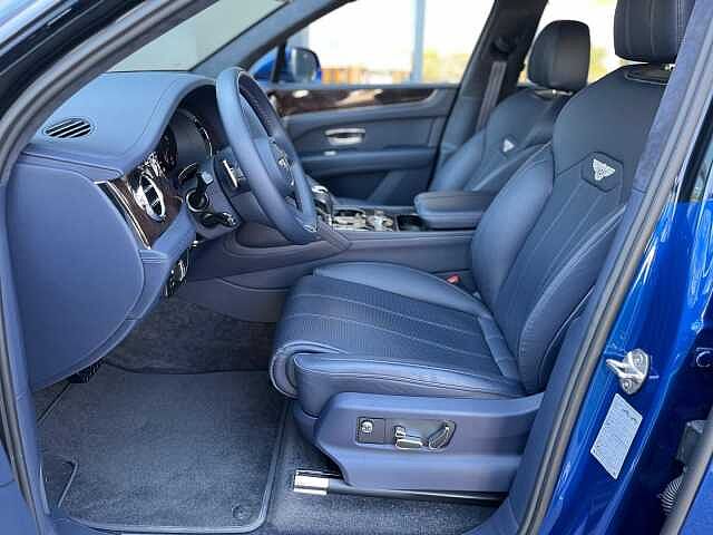 24:Bentley Bentayga, SUV, Black Sapphire over Sequin Blue, Bentley Madrid