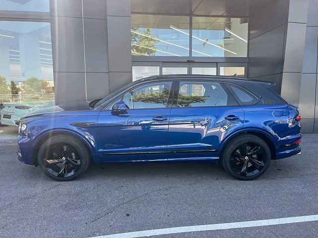 1:Bentley Bentayga, SUV, Black Sapphire over Sequin Blue, Bentley Madrid