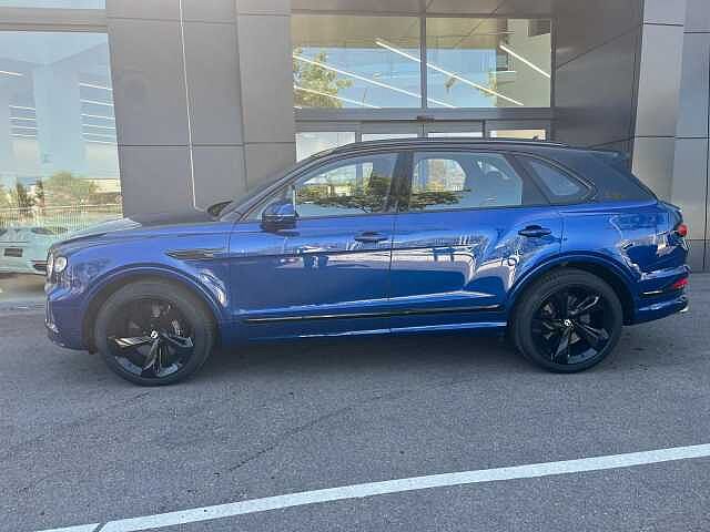 8:Bentley Bentayga, SUV, Black Sapphire over Sequin Blue, Bentley Madrid