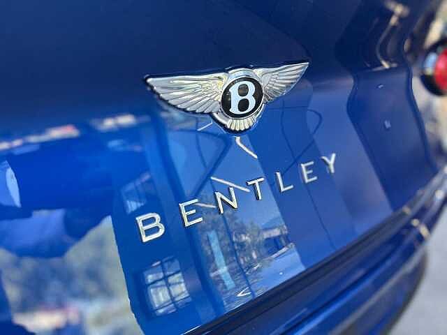 16:Bentley Bentayga, SUV, Black Sapphire over Sequin Blue, Bentley Madrid
